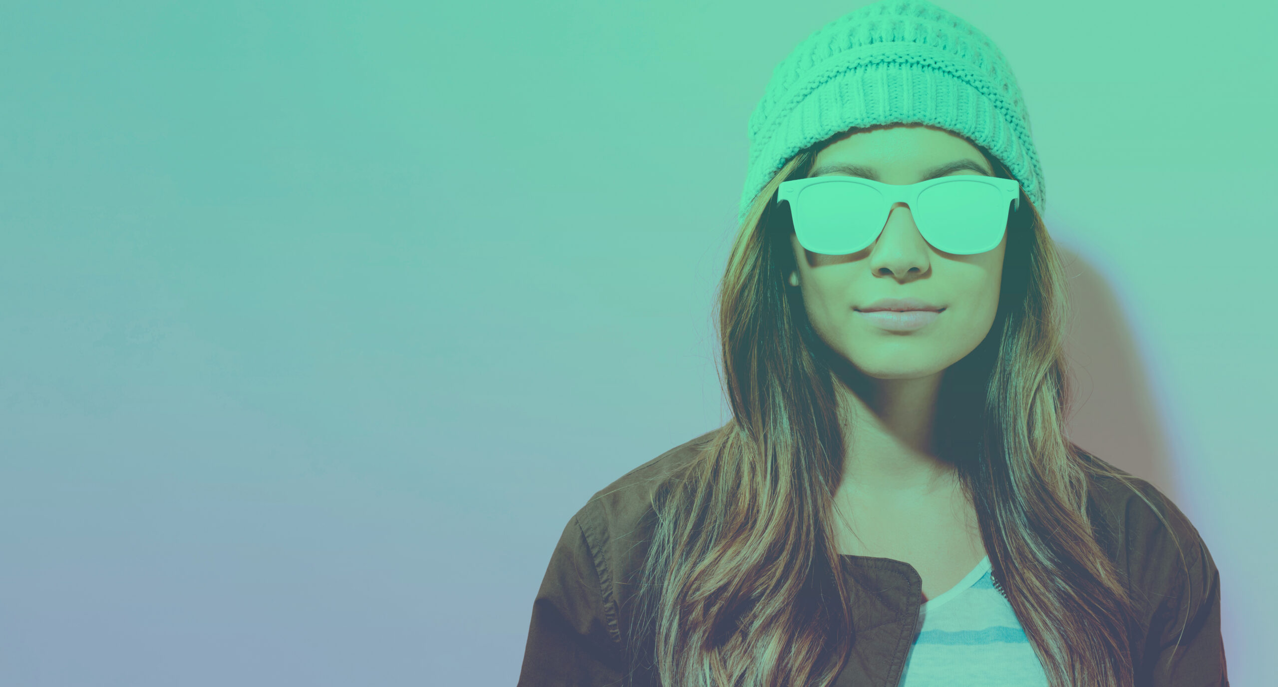 Hipster girl wearing sunglasses and hat
